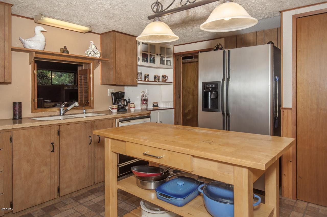 10950 Neskowin Road Neskowin, OR 97149 - Photo 6 of 23 Kitchen - View 3 (1280x850)