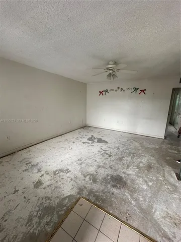 en empty room with an empty space