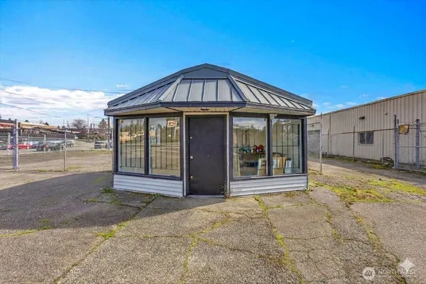 $6,000 | 9808 17th Avenue Southwest, Seattle, WA 98106