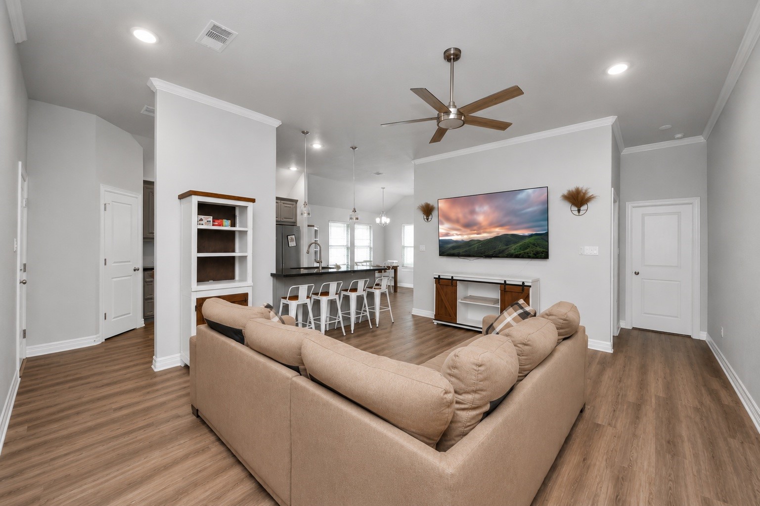 1023 South Anderson Street Angleton, TX 77515 - Photo 4 of 24 Living Room