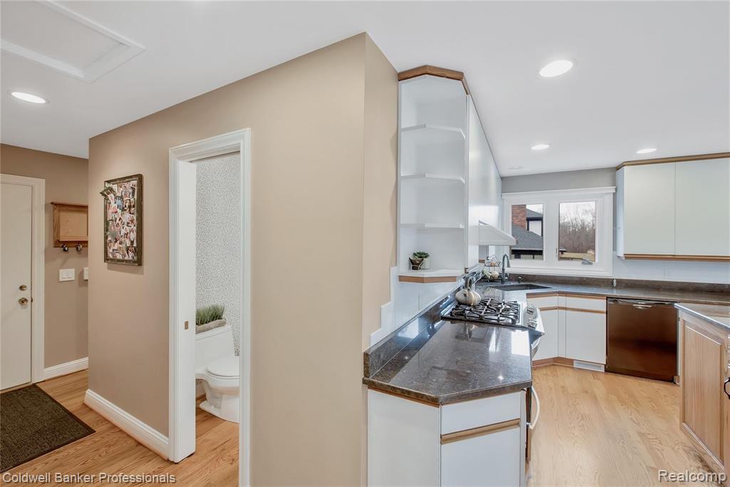 135 West Hickory Grove Road Bloomfield Hills, MI 48304 - Photo 13 of 42