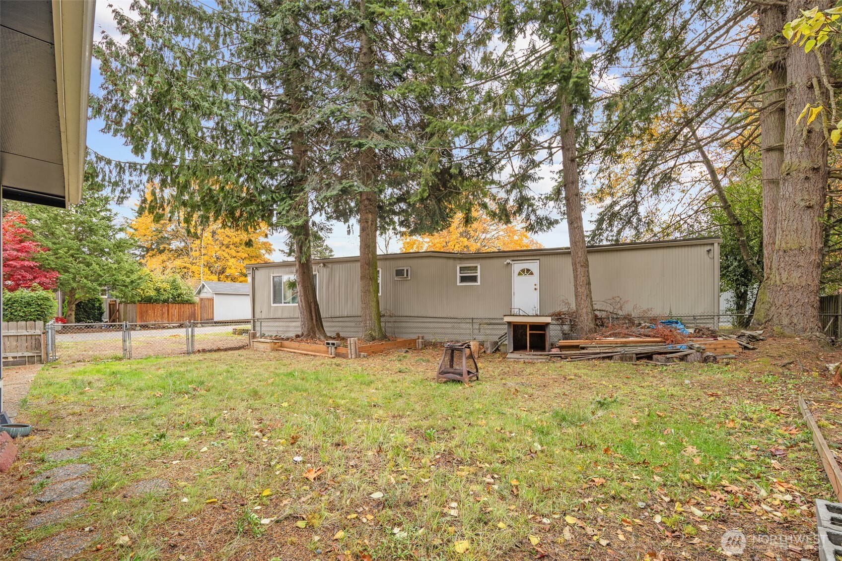 1645 South 272nd Street, Unit 13 Federal Way, WA 98003 - Photo 27 of 27 a backyard of a house with table and chairs