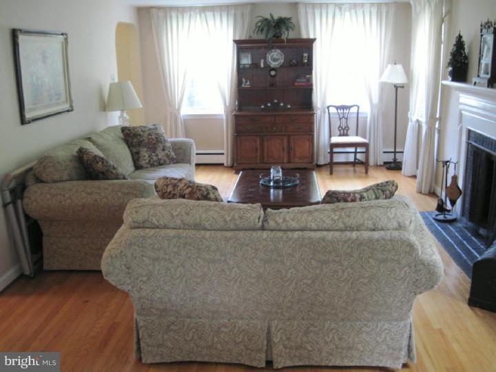 517 Paddock Road Havertown, PA 19083 - Photo 9 of 25 Living Room