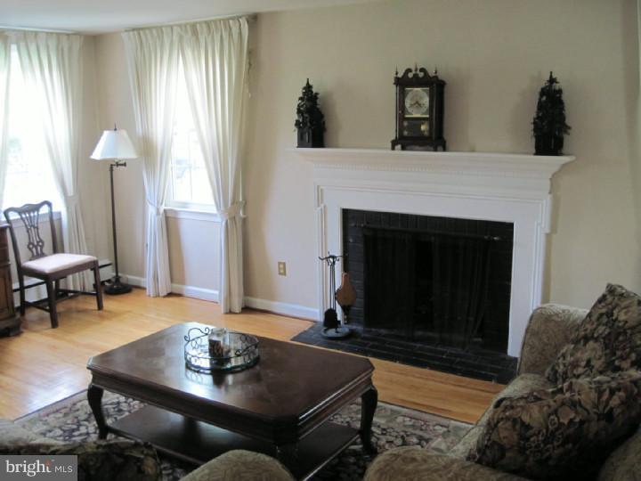 517 Paddock Road Havertown, PA 19083 - Photo 10 of 25 Living Room