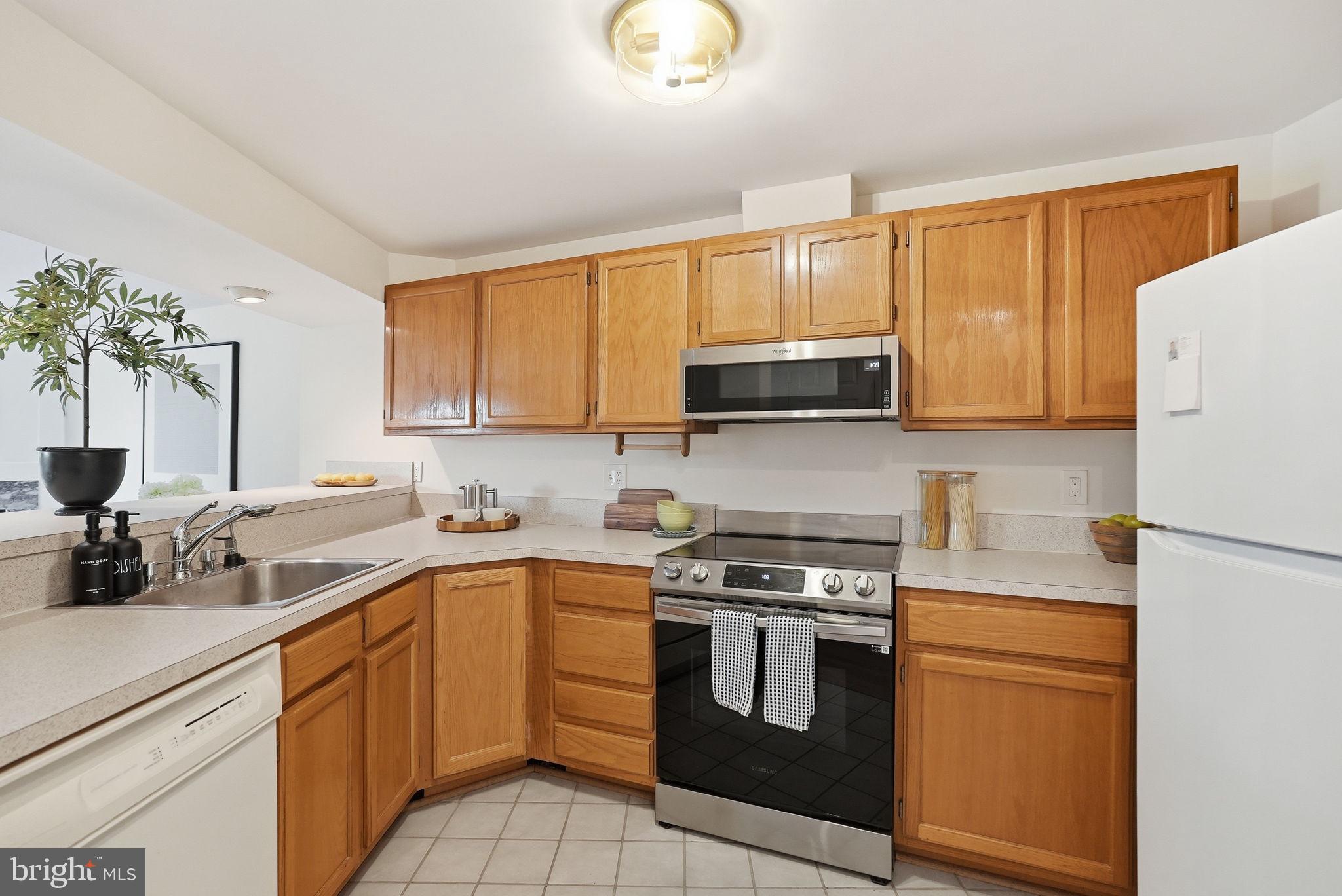 1686 Oaktree Court Reston, VA 20194 - Photo 6 of 26 Gallery Image 6