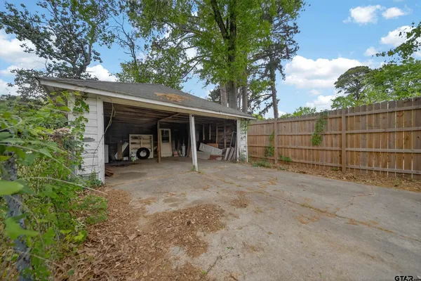 $1,325 | 1227 Augusta Avenue, Tyler, TX 75701