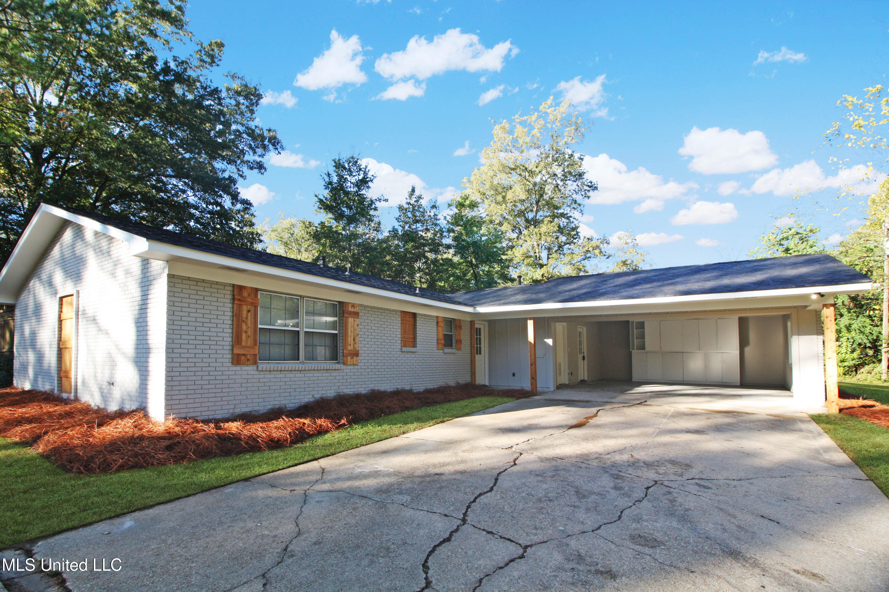 703 Lindale Street Clinton, MS 39056 - Photo 2 of 30 IMG_9223