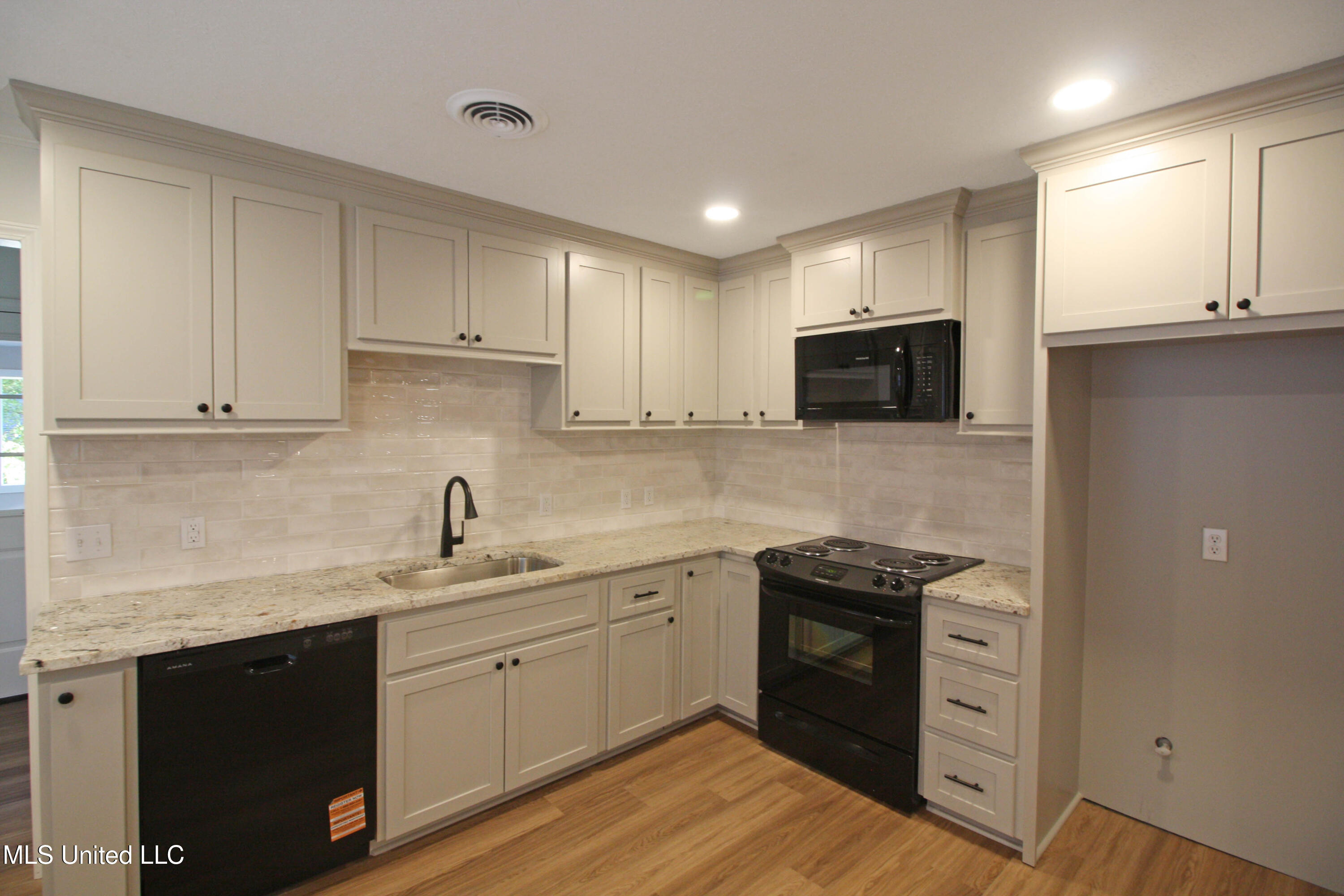 703 Lindale Street Clinton, MS 39056 - Photo 8 of 30 IMG_9152