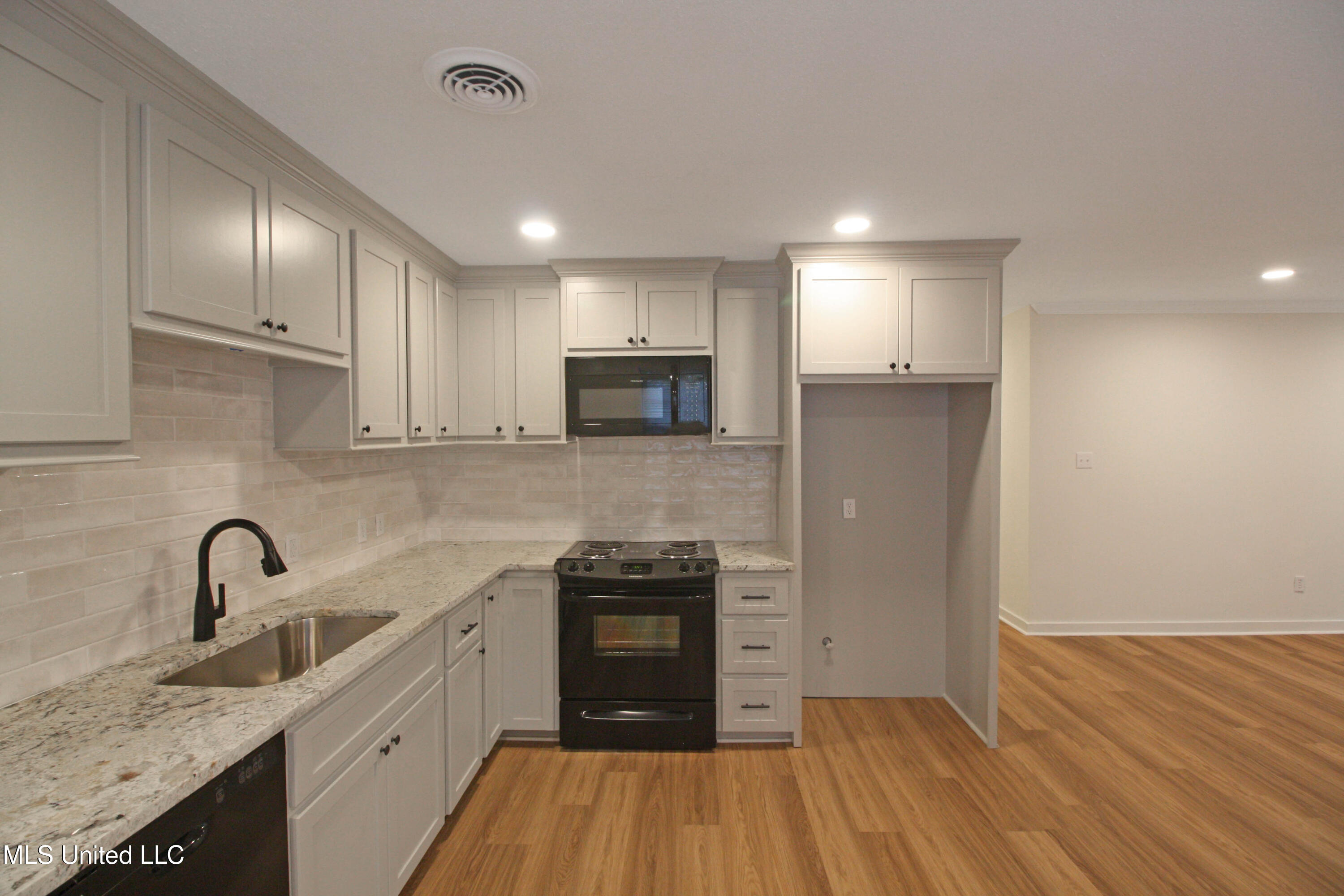 703 Lindale Street Clinton, MS 39056 - Photo 9 of 30 IMG_9154