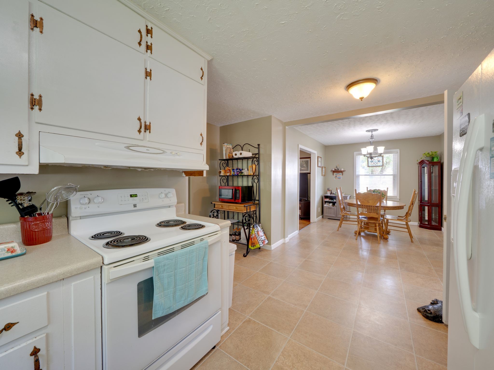 125 The Trace Dover, TN 37058 - Photo 12 of 29 a kitchen with a stove a refrigerator and chairs