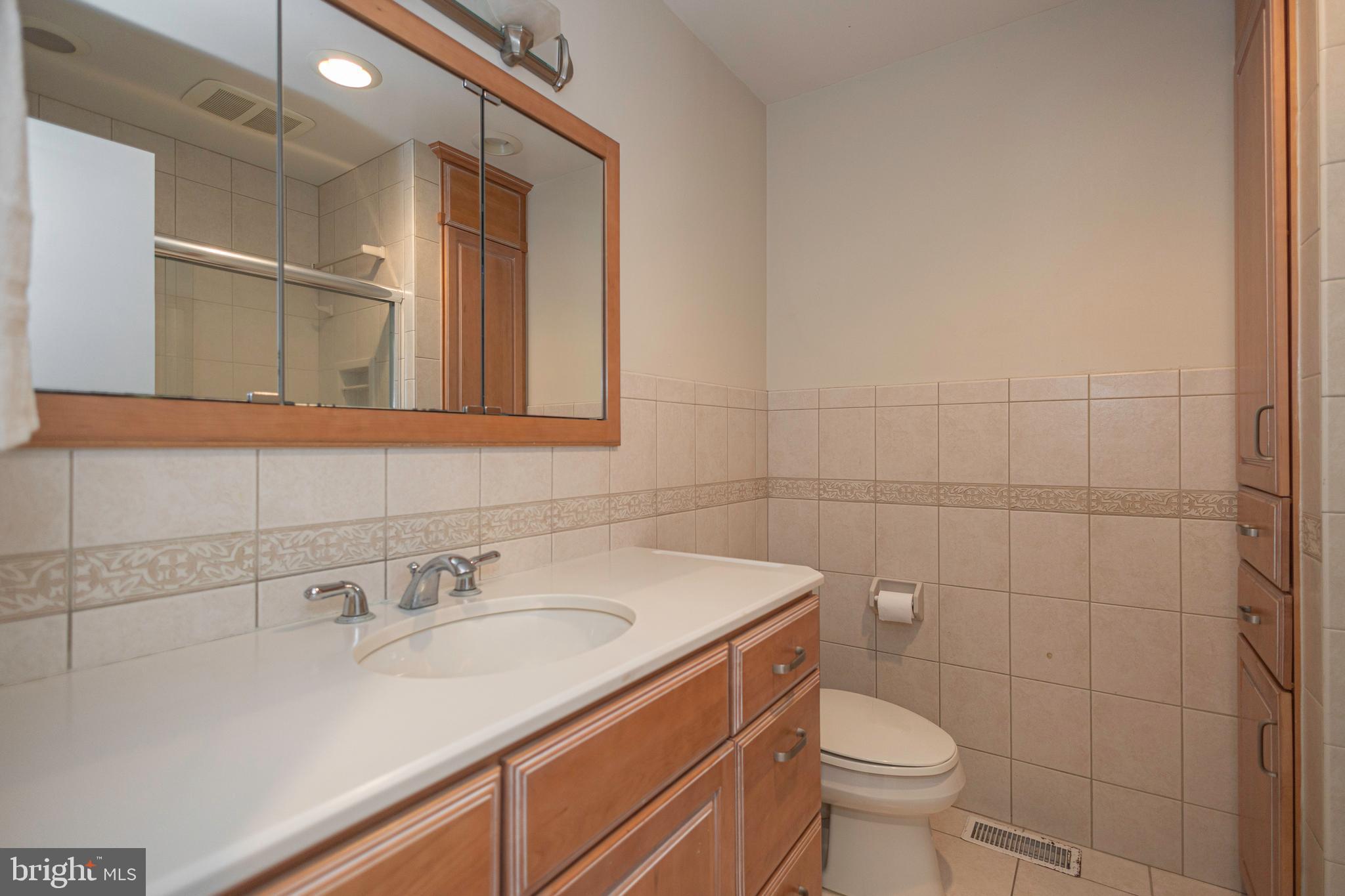 661 Nancy Road Yardley, PA 19067 - Photo 39 of 72 2nd Full Bathroom shared by Bedrooms 2 and 3