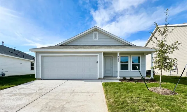a view of a house with backyard