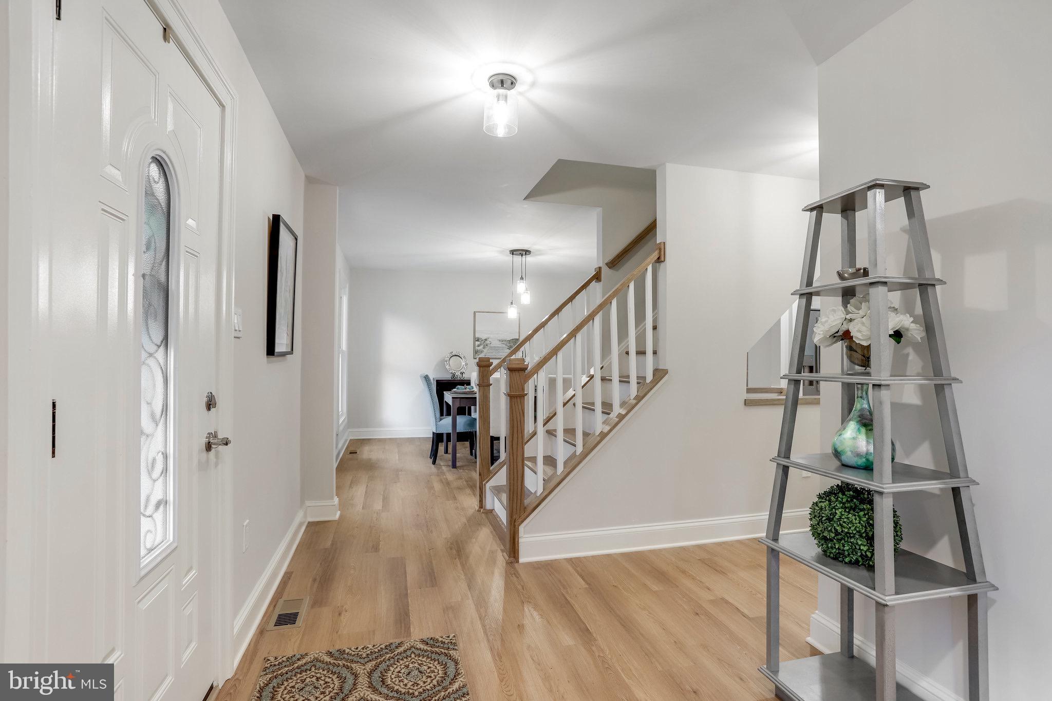 11208 Hunting Horn Lane Reston, VA 20191 - Photo 6 of 69 Light and bright entry