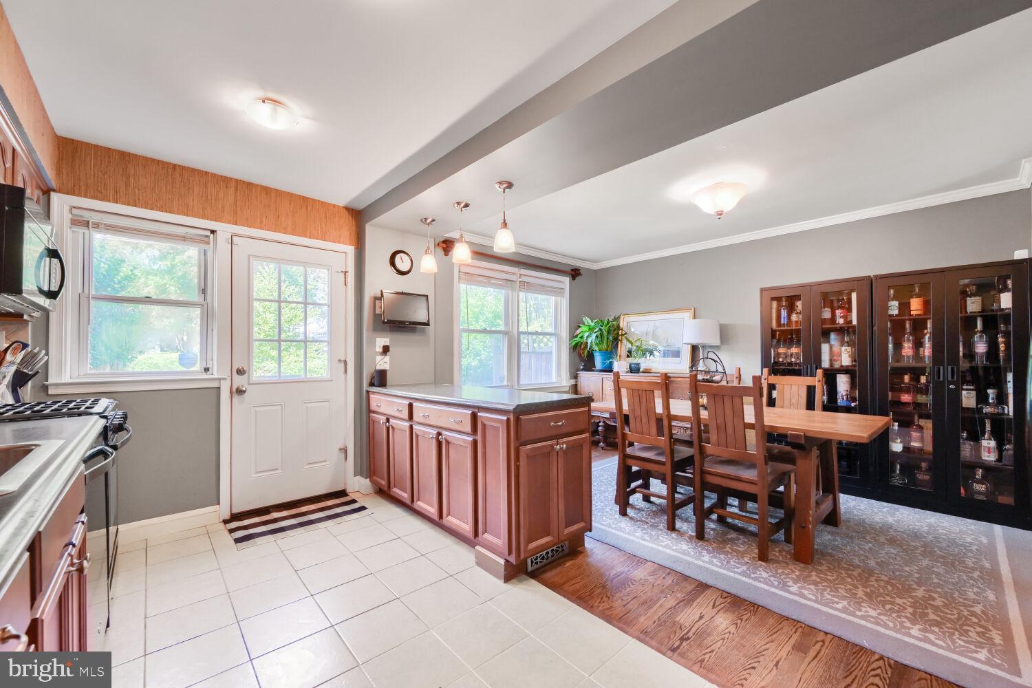 7042 Heathfield Road Baltimore, MD 21212 - Photo 8 of 27 Plenty of room for family and friends!