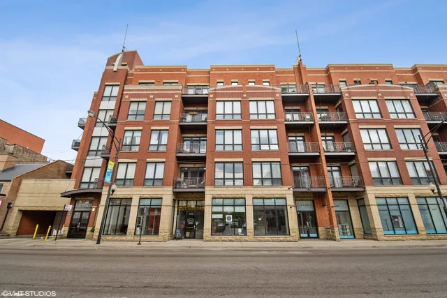 $395,000 | 2700 North Halsted Street, Unit 203, Chicago, IL 60614