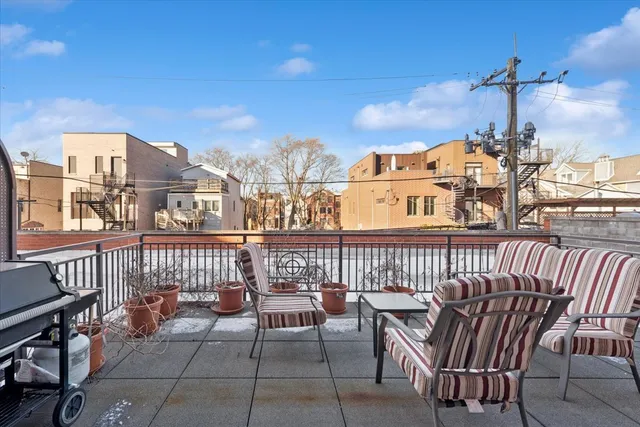 $395,000 | 2700 North Halsted Street, Unit 203, Chicago, IL 60614