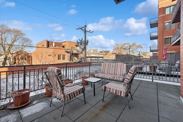 $395,000 | 2700 North Halsted Street, Unit 203, Chicago, IL 60614