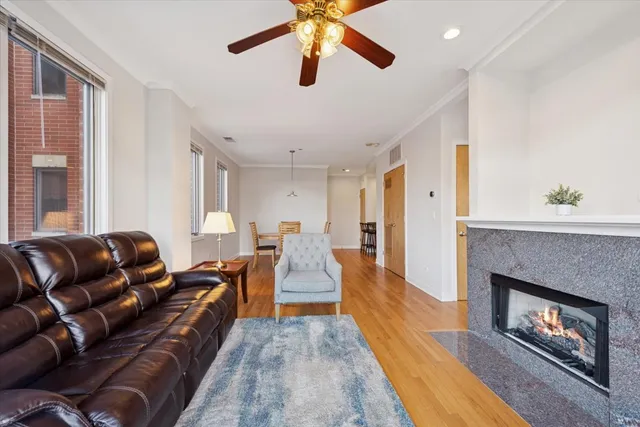 $395,000 | 2700 North Halsted Street, Unit 203, Chicago, IL 60614