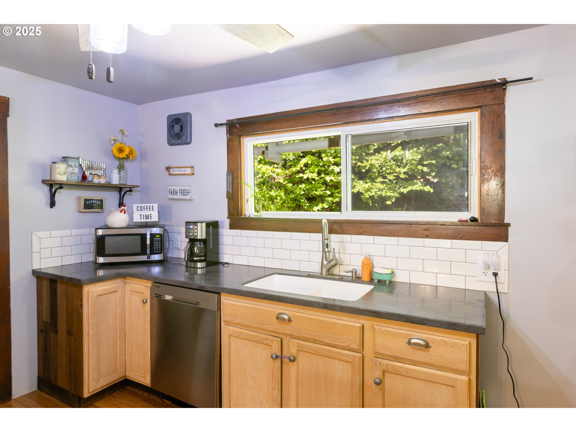 2442 Kingsley Road Hood River, OR 97031 - Photo 6 of 38