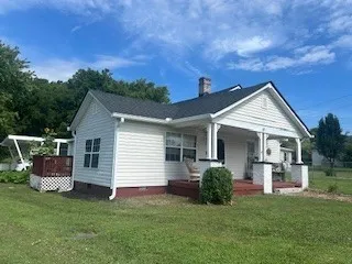 a view of a house with backyard