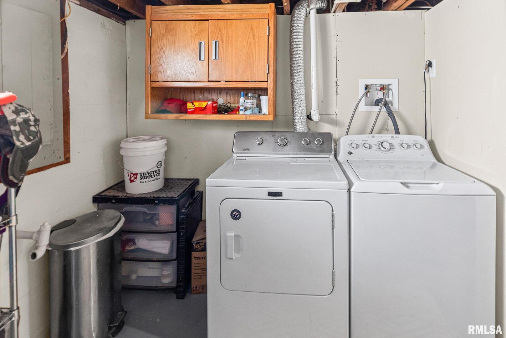 7302 Hoffman Road Centralia, IL 62801 - Photo 34 of 39 a utility room with dryer and washer