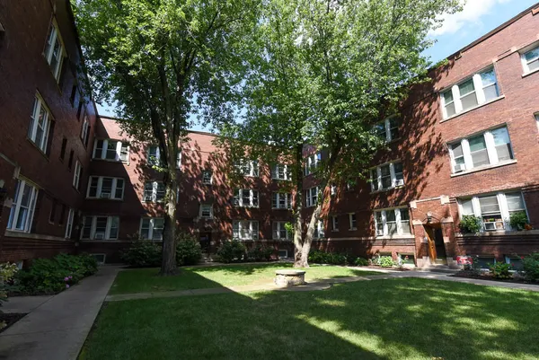 $1,950 | 4708 North Racine Avenue, Unit 1W, Chicago, IL 60640