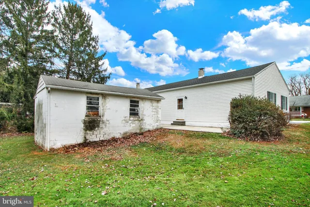 a view of back yard of the house