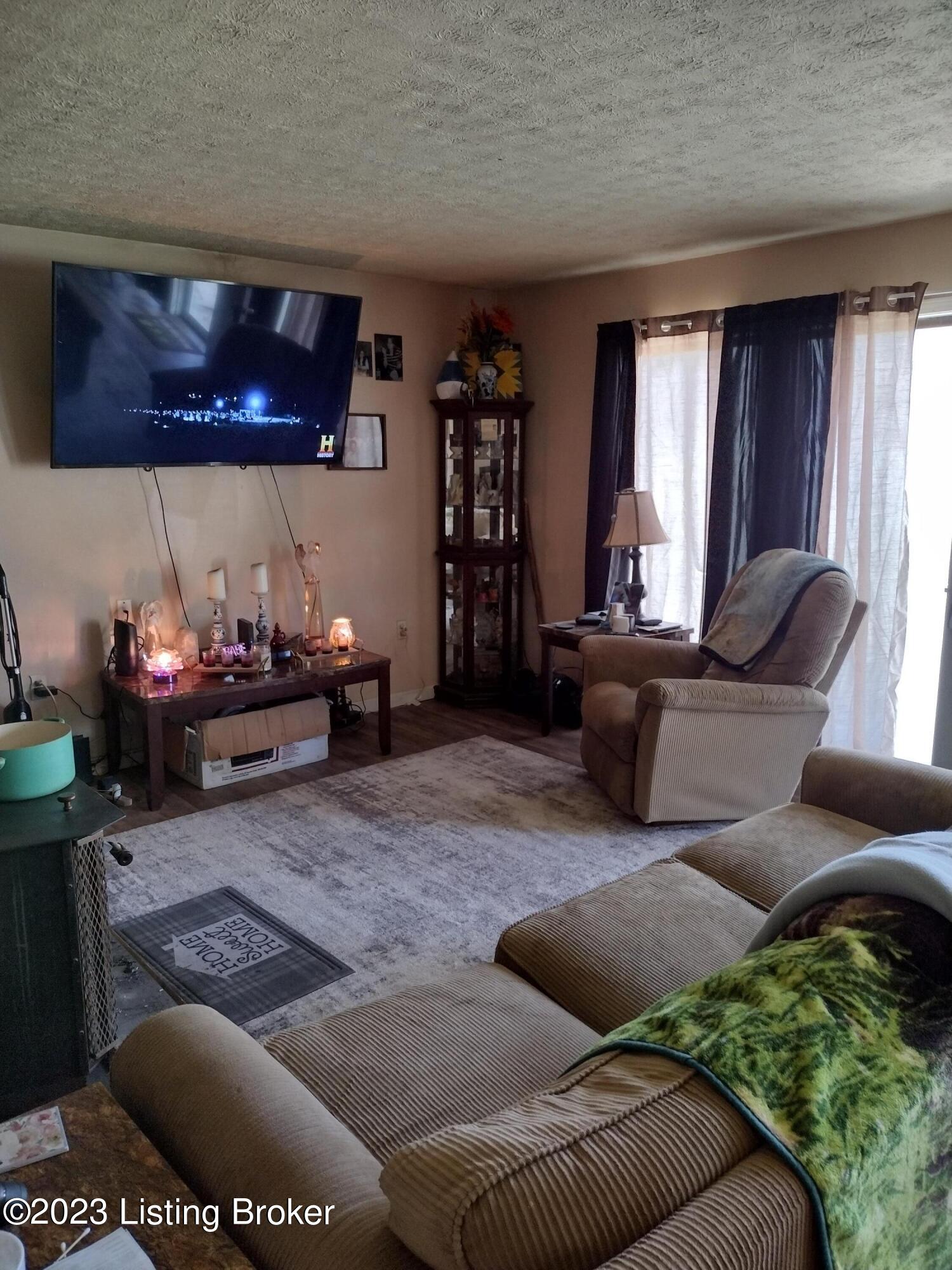 182 McCubbins Road Lebanon Junction, KY 40150 - Photo 5 of 23 Living room