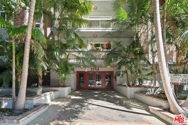 $3,995 | 1242 South Barrington Avenue, Unit 304, Los Angeles, CA 90025