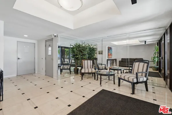 $3,995 | 1242 South Barrington Avenue, Unit 304, Los Angeles, CA 90025