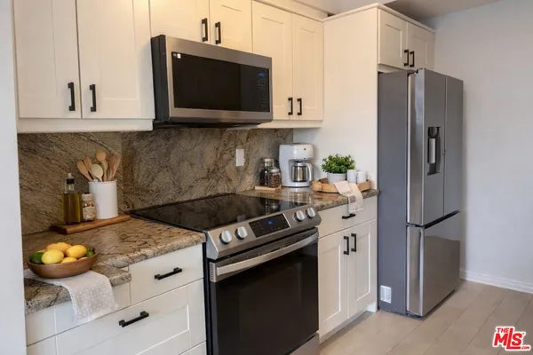 $3,995 | 1242 South Barrington Avenue, Unit 304, Los Angeles, CA 90025