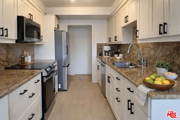 $3,995 | 1242 South Barrington Avenue, Unit 304, Los Angeles, CA 90025
