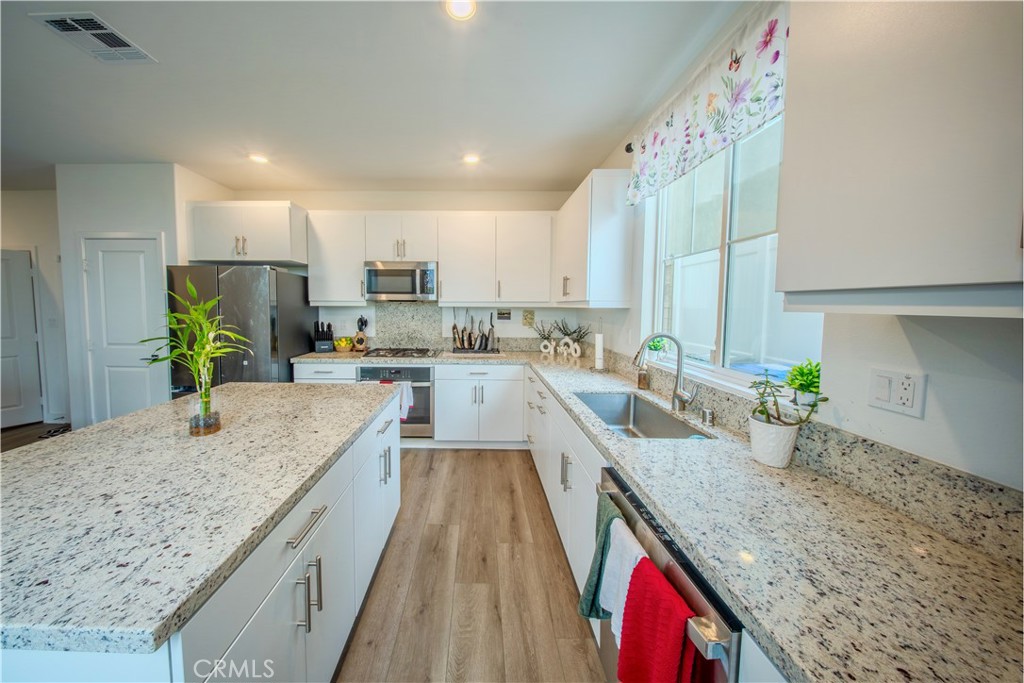 364 Castaic Way Rialto, CA 92377 - Photo 6 of 73