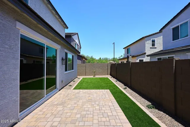 a view of a house with backyard