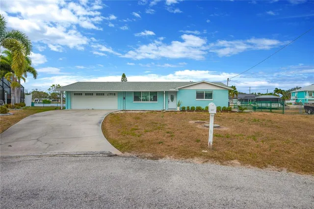 $600,000 | 827 Blue Heron Boulevard, Ruskin, FL 33570