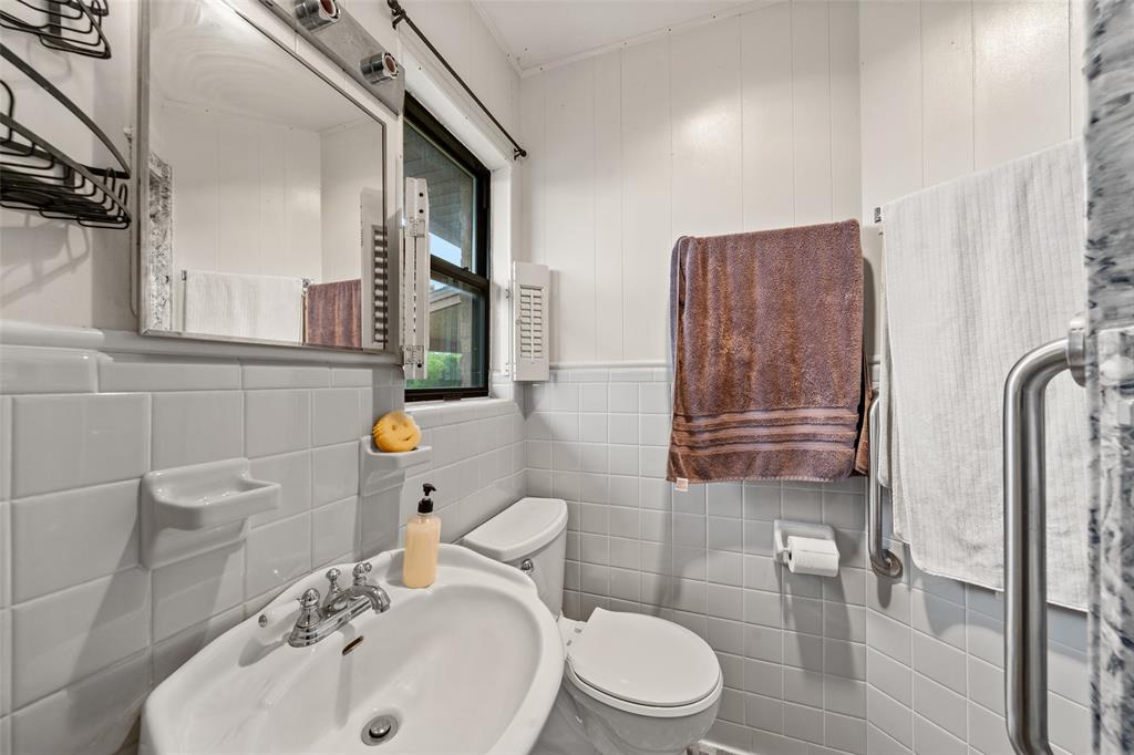 608 West Spring Street West, TX 76691 - Photo 17 of 27 a bathroom with a sink a toilet and shower