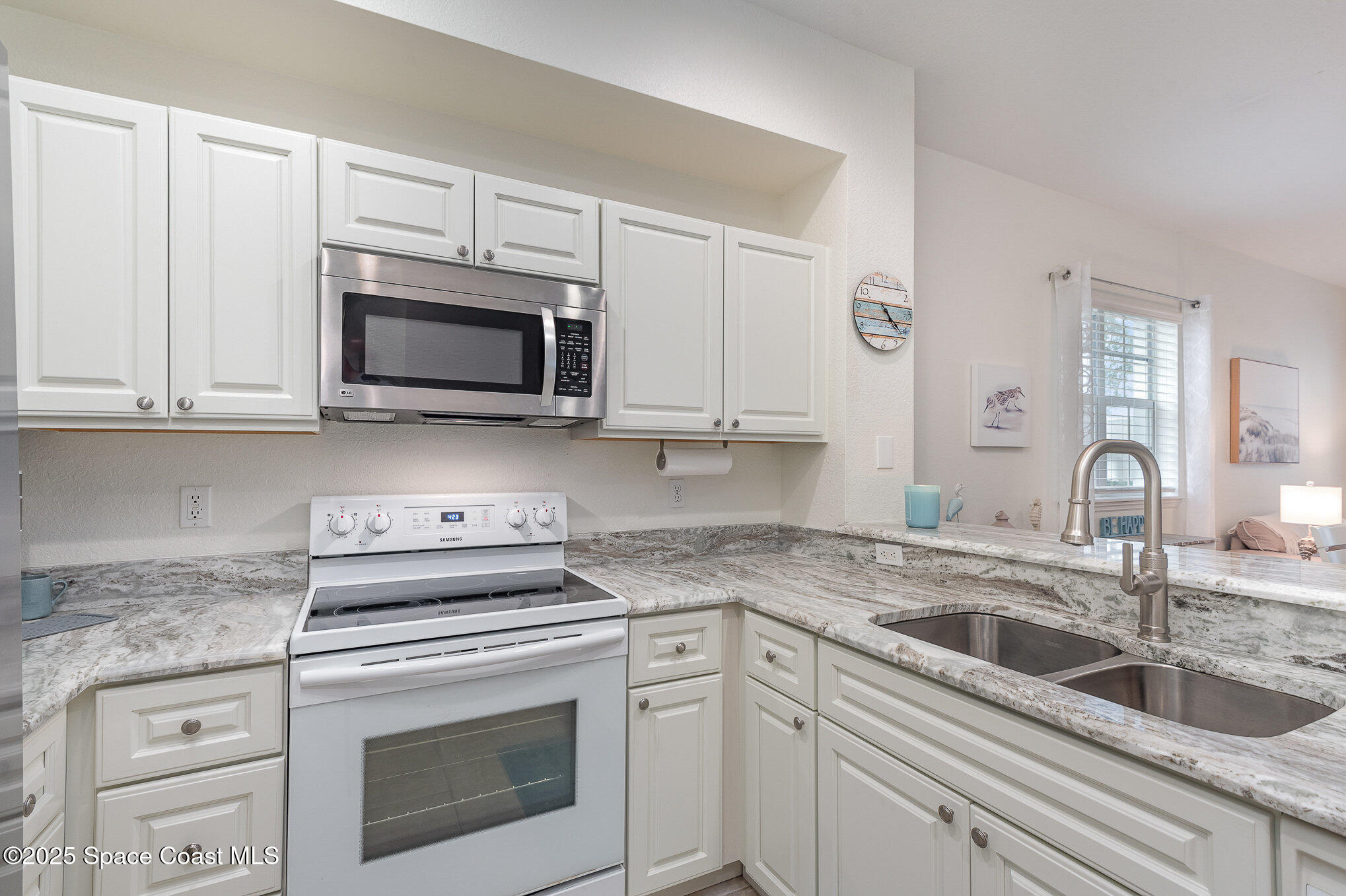 115 Turpial Way, Unit 104 Melbourne, FL 32901 - Photo 9 of 29 Updated Kitchen