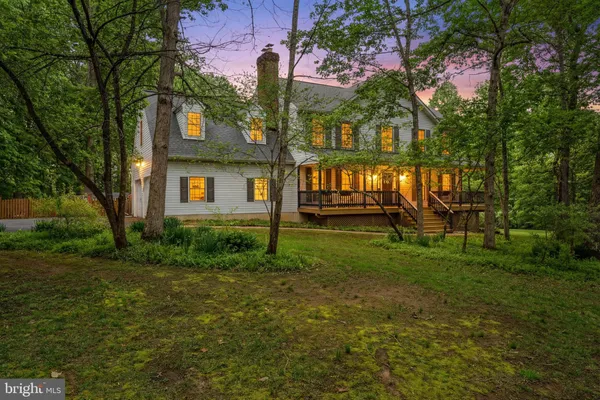 a view of entryway with a front door