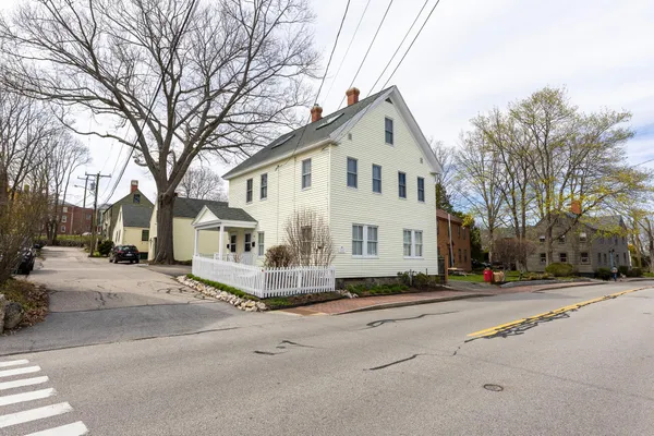 $3,100 | 19 Blossom Street, Portsmouth, NH 03801