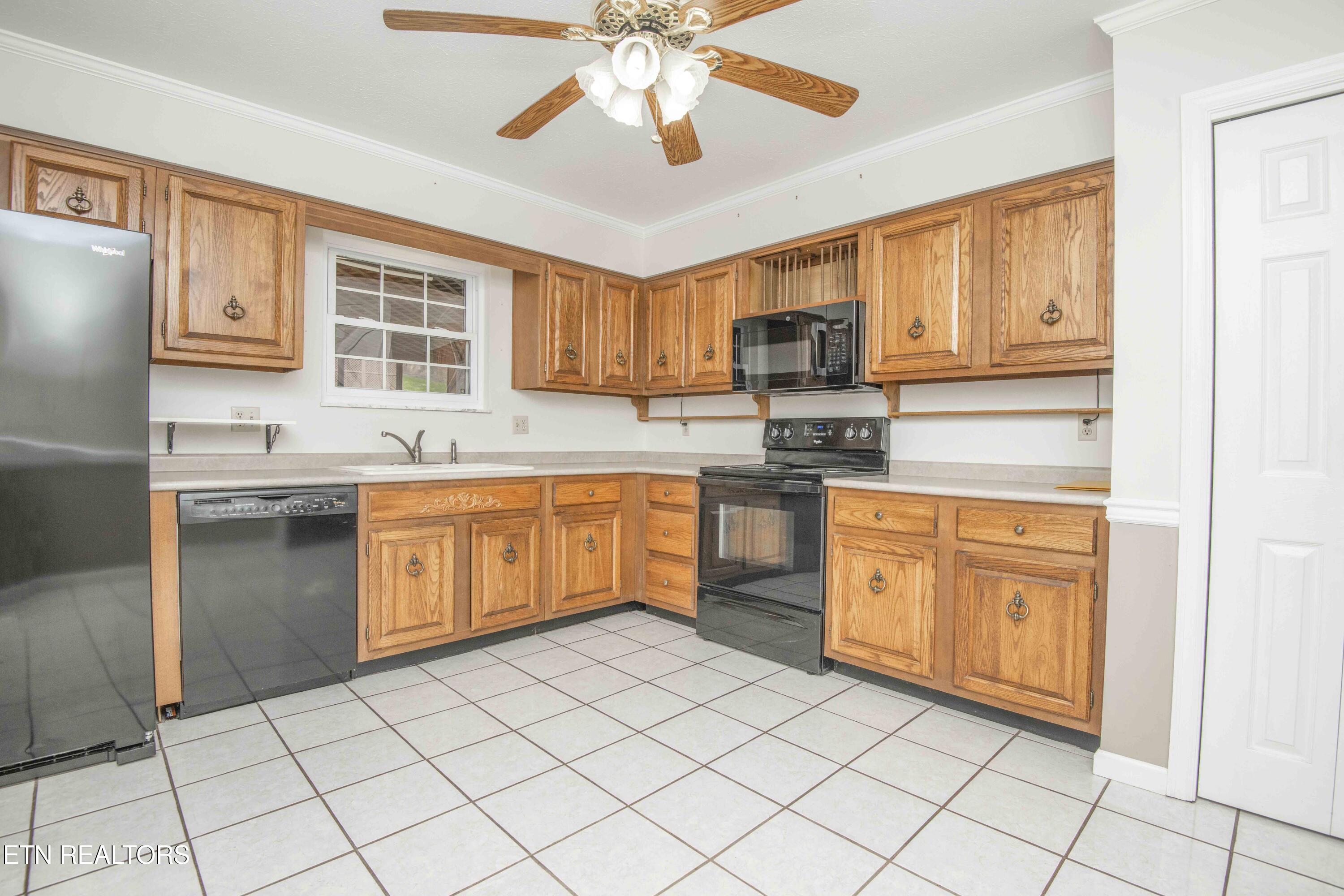 603 Riverbend Road Clinton, TN 37716 - Photo 15 of 51 kitchen 3_1