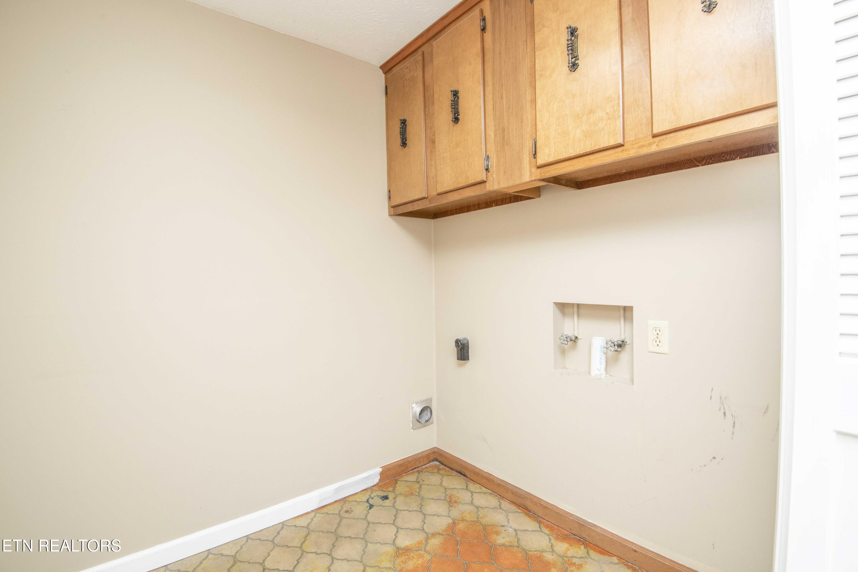 603 Riverbend Road Clinton, TN 37716 - Photo 18 of 51 laundry_1