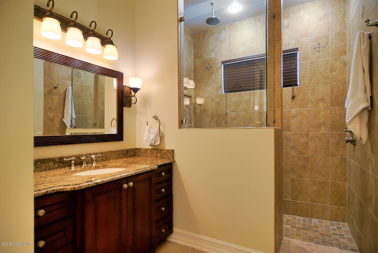 133 Windemere Place Melbourne Beach, FL 32951 - Photo 4 of 32 masterbath (33)