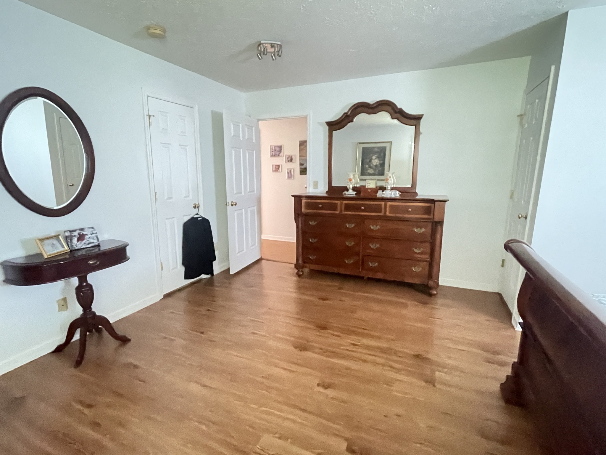 487 North Scenic Road Monteagle, TN 37356 - Photo 19 of 31 a living room with furniture and a mirror