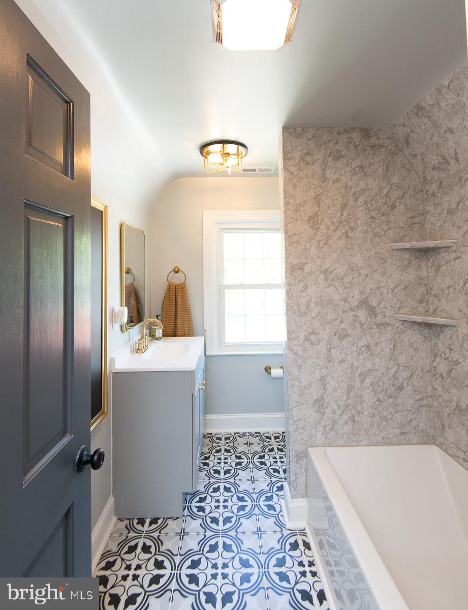 310 Talbot Avenue Cambridge, MD 21613 - Photo 35 of 68 a bathroom with a bathtub and shower