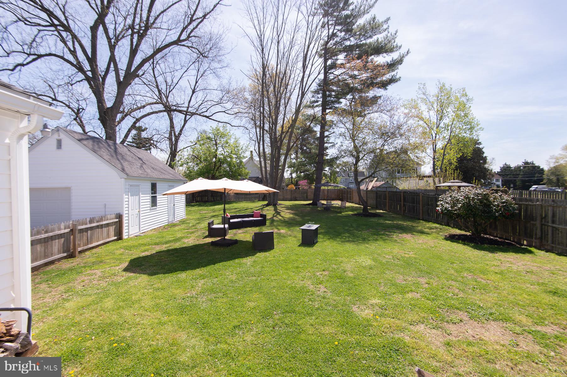 310 Talbot Avenue Cambridge, MD 21613 - Photo 46 of 72 a backyard of a house with table and chairs