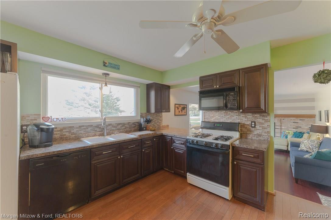 5400 Timber Ridge Trail Clarkston, MI 48346 - Photo 11 of 30 Kitchen opens to the family room