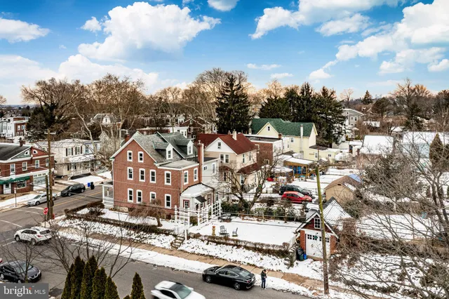 a view of multiple houses with yard