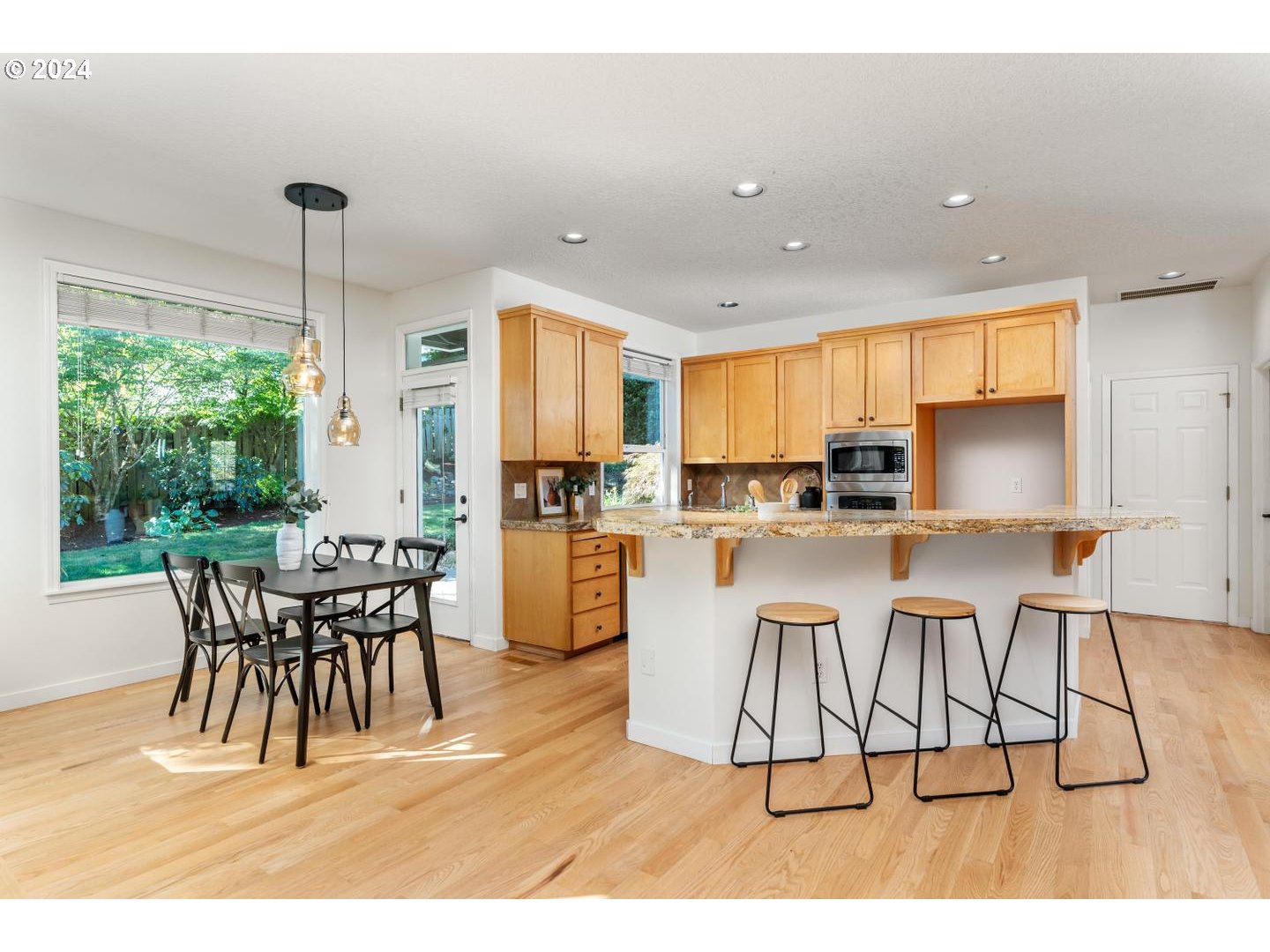 16640 Southwest Whitetail Lane Beaverton, OR 97007 - Photo 15 of 48 Kitchen/Nook
