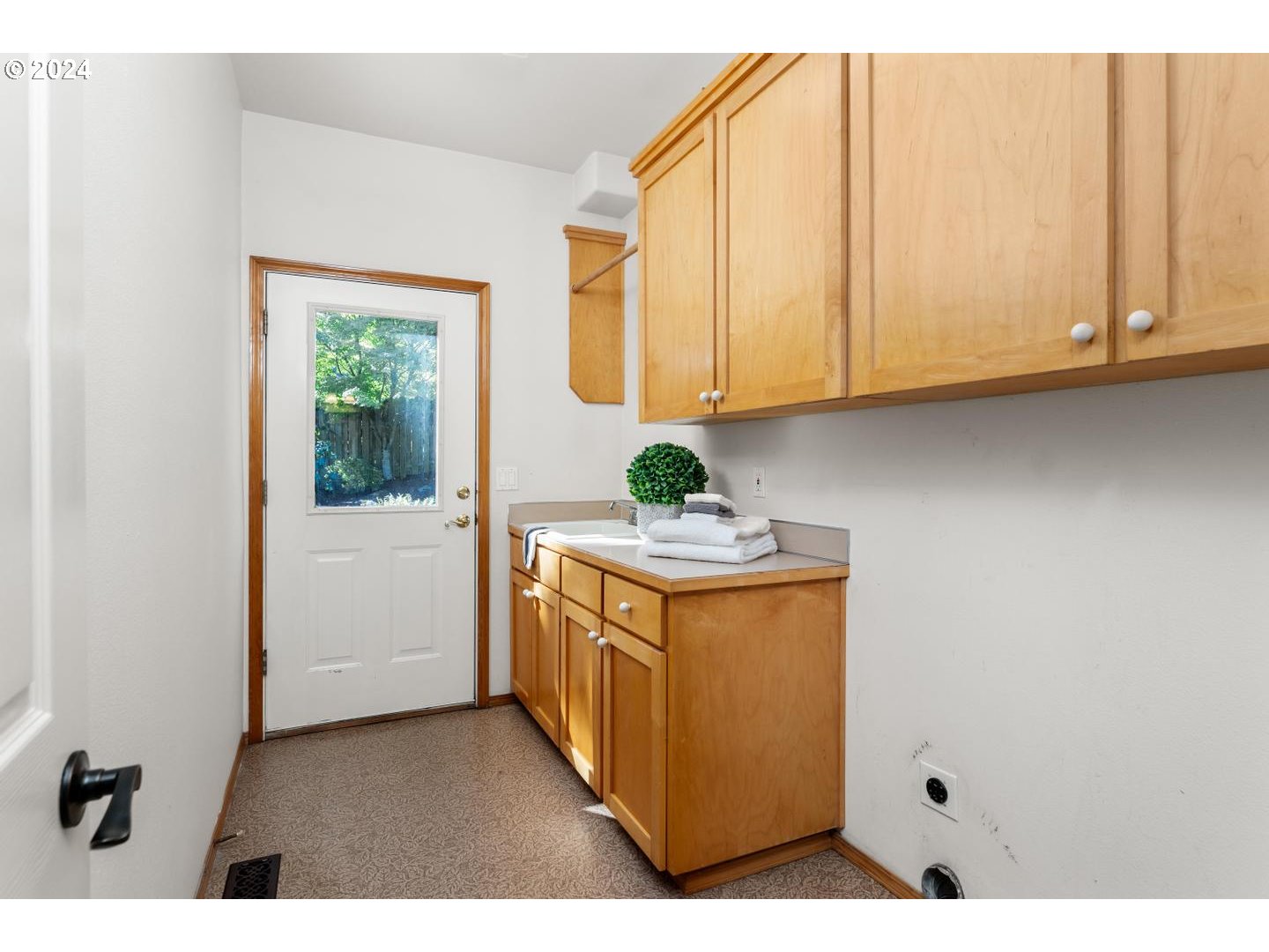 16640 Southwest Whitetail Lane Beaverton, OR 97007 - Photo 23 of 48 Laundry