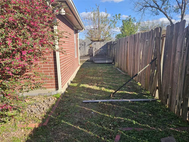 a view of a backyard with pathway
